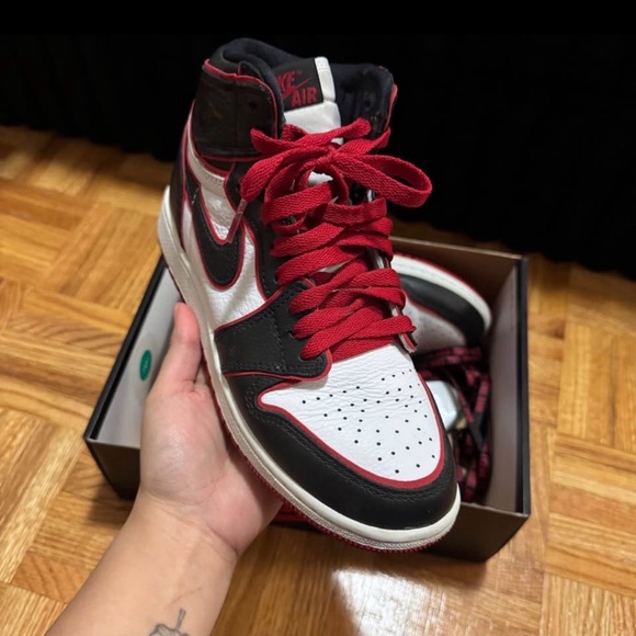 Nike Air Jordan 1 Retro High OG Black/White/Red Shoes EUC - Picture 2 of 5